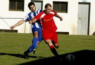 V�ctor, a la derecha, jugador del B�veda, condude el bal�n en el campo Hermanos Somoza.