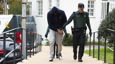 En la imagen, uno de los detenidos, a su llegada a declarar en los juzgados de Corcubión.
