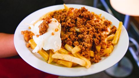 Un plato de picadillo, huevos y patatas, servido en el restaurante Monte Naranco