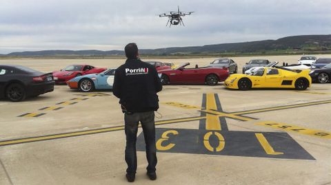 Un piloto de Porri�o Producciones ensaya con uno de los cuatro drones de su flota
