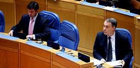 Samuel Jurez (izquierda) y Roberto Varela, en las filas del Gobierno durante una sesin en el Parlamento gallego.