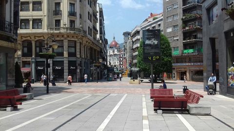 Un term�metro marca 40 grados en el centro de Oviedo