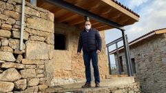 El alcalde de Parada, Aquilino Dom�nguez, junto a una de las casas que est�n rehabilitando en Fondodevila