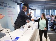 Mar�a Alonso, coordinadora del proyecto Mulleres colleiteiras recoge un premio de manos del ministro Alfonso Alonso. 