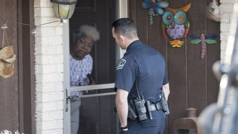 Agentes del FBI, en el vecindiario donde se produjo la tercera explosici�n, en Austin