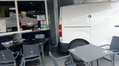 La furgoneta, tras chocar marcha atr�s contra la fachada del bar