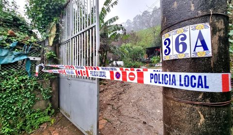 Acceso a la vivienda sobre la que cay� parte del talud, cerrado por la polic�a local