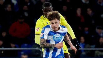 Mario Soriano, perseguido por el jugador del C�diz Diakit�