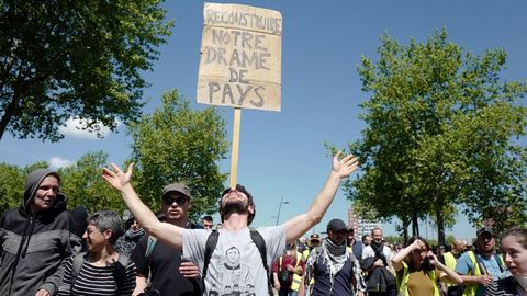 Los chalecos parecen desinflarse. Solo 18.600 personas secundaron este s�bado el Acto XXVI de los chalecos amarillos en toda Francia, 1.200 en Par�s, seg�n el Ministerio del Interior, lo que supone un m�nimo desde que comenzaron las movilizaciones, el 17 de noviembre. Los propios convocantes cifran en 37.529 el n�mero de participantes en las concentraciones y manifestaciones, muy lejos de los 280.000 que se sumaron el primer d�a de las protestas, el 17 de noviembre del 2018