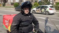 Juan Carlos, a los mandos de su motocicleta con la que reparte comida a domicilio, posa para el fot�grafo en Gij�n.