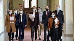 La conselleira Fabiola Garc�a llegando con su equipo a la comisi�n de presupuestos