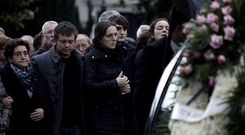 La superviviente de la tragedia, Noelia, a la derecha, detr�s del coche f�nebre, acompa�ada de su hermana y el marido de esta.