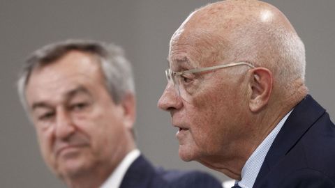 a la derecha, el presidente del Banco Sabadell, Josep Oliu, con el consejero delegado César González-Bueno