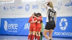 Las jugadoras del Poio Pescamar celebrando un gol contra el M�stoles en liga