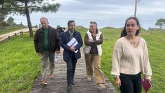 Encuentro de trabajo del alcalde de Ferrol, Jos� Manuel Rey, y el concejal de Servizos e Zona Rural, Jos� Tom�, con la directiva de la asociaci�n vecinal O Lago Doni�os