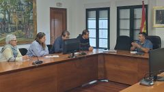 Miembros de la plataforma de Portas, este martes, durante la reunión con el alcalde de Portas, Ricardo Martínez, en el Concello