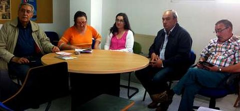 Vicente Quiroga (izquierda) con representantes de Pladesapu, Agora y colectivos vecinales monfortinos 
