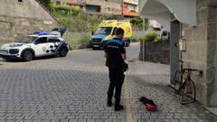 Un agente de la Polic�a Local de Poio comprueba el estado de la bicicleta tras el accidente