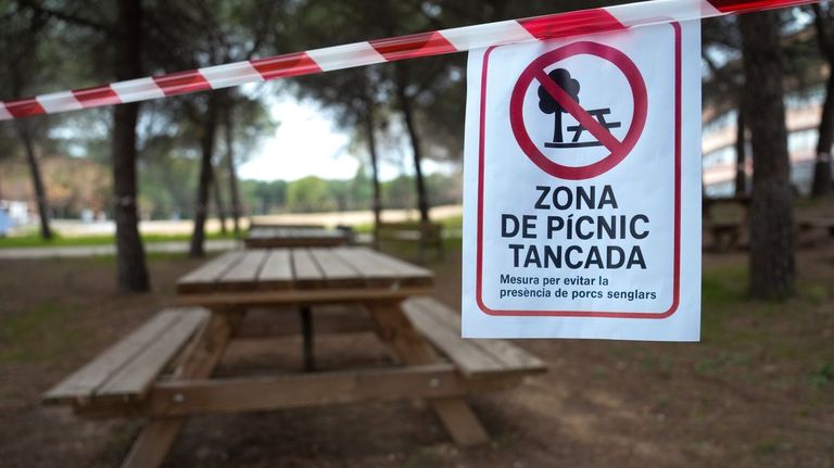 Zonas de picnic de la UAB cerradas tras un cartel alertando de la presencia de la peste porcina