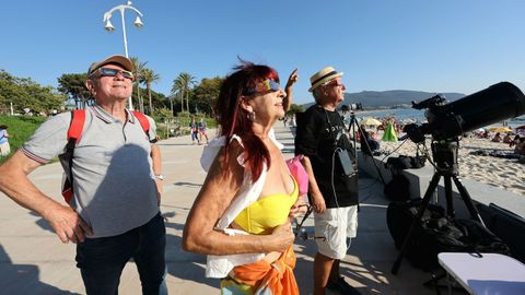 Una pareja junto a un astr�nomo aficionado en Samil