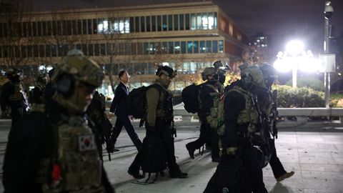 Los militares, en el exterior del Parlamento. 