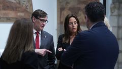 El presidente de la Generalitat de Catalu�a, Salvador Illa, junto a la consejera de Educaci�n, Esther Niub�, durante la firma del acuerdo de colaboraci�n con las entidades municipalistas catalanas para reformar y mejorar los centros educativos p�blicos.