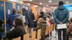Colas para an�lisis esta ma�ana en el centro de atenci�n primaria de la Casa del Mar de A Coru�a
