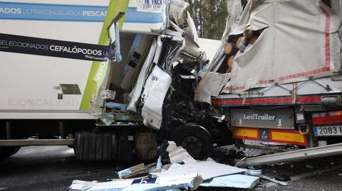 Uno de los camiones implicados llevaba marisco congelado y el otro madera