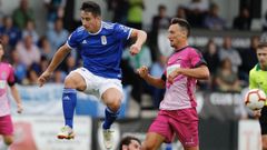 Sa�l Berj�n en un lance del partido que enfrent� al Real Oviedo y la Gimn�stica de Torrelavega