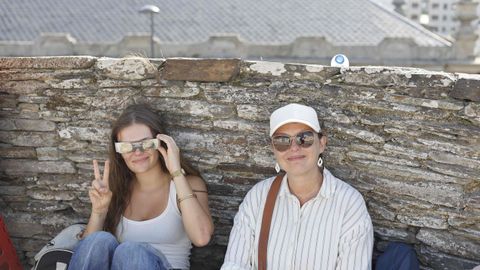 Gente esperando al eclipse en la muralla de Lugo