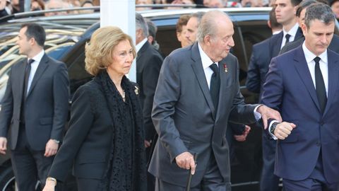 La reina Sofa y el rey Juan Carlos I llegando al funeral.