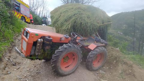 As qued el tractor en Baleira que llevaba una carga de hierba