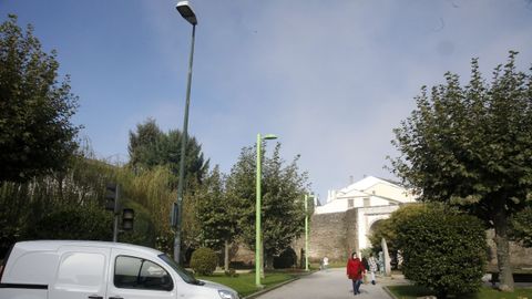 En el entorno de O Vello Cárcere hay diferentes tipos de farolas
