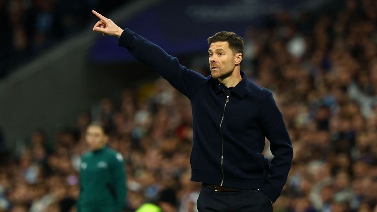 Xabi Alonso, dando instrucciones a sus jugadores durante el partido entre el Real Madrid y el Manchester City de Champions.