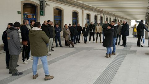 Los trabajadores de la estaci�n ferroviaria de Monforte durante los cinco minutos de silencio que guardaron por el accidente de Ademuz