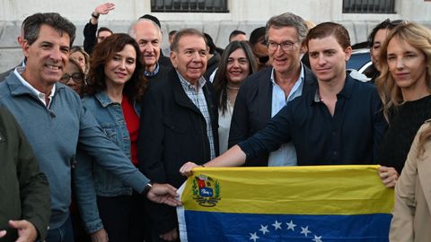 El lder opositor venezolano Edmundo Gonzlez, entre Ayuso y Feijoo en la manifestacin de Madrid