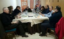 Canedo (de frente, con gafas) y L�pez Lago (segundo por la derecha) en una reuni�n en Santiago.