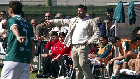 El entrenador del Coruxo, Javi Pereira, en un partido en O Vao.