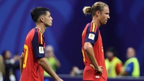 Pedri y Marcos Llorente se lamentan tras el 0-0 contra Cabo Verde.