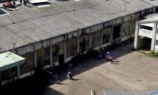 Una docena de personas sin techo recogieron ayer sus pertenencias y se marcharon del inmueble. 