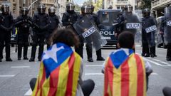 Manifestantes ante antidisturbios en Via Laietana