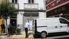 T�cnicos llevando el cuerpo sin vida de la mujer al furg�n de la funeraria. 