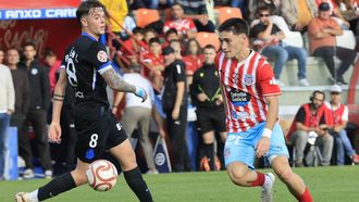Guille Berzal y Rub�n L�pez en una acci�n del derbi del �ngel Carro