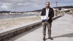 El edil Francisco Su�rez-Puerta, en la playa de Coroso.