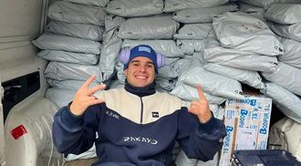 Nico L&oacute;pez, con buena parte de los pedidos de Rakayo que enviaron a sus clientes