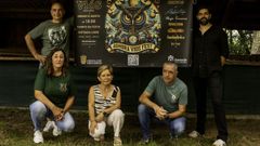 Pachi, To�i, Feli y Emilio, miembros de la directiva de la Asociaci�n de Veci�os de Vi�s, posan junto al cartel acompa�ados por Gabi Botana, bajista de Stone Wolf e ide�logo del Aghora Vi�s Fest.