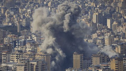 Columnas de humo fruto de las bombas sobre la capital del L�bano. 