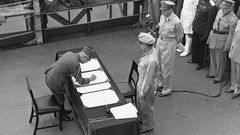 La firma de la derrota de Japn haba tenido lugar el 2 de septiembre de 1945 a bordo del acorazado USS Missouri en la baha de Tokio