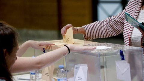 Una persona vota en las elecciones general de julio del 2023.