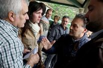 El alcalde de Cabanas, en el centro, acudi� a apoyar a los placeros de Pontedeume.